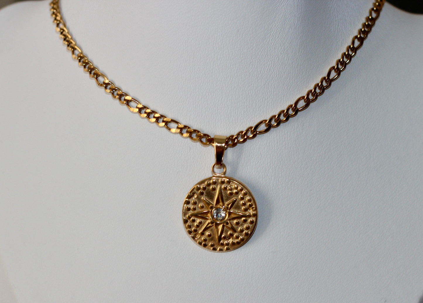 Vintage Style Round Necklace With Star
