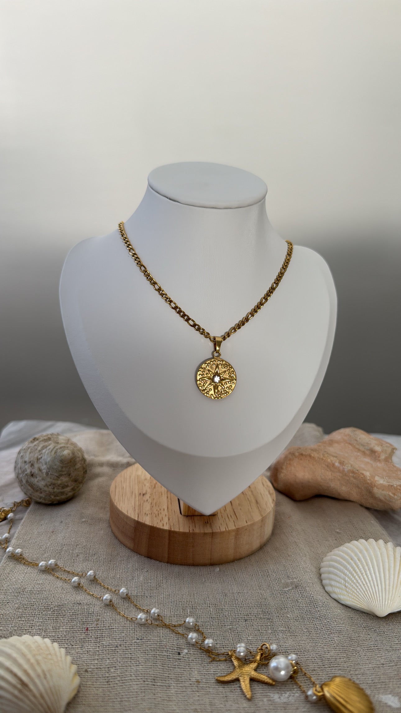 Vintage Style Round Necklace With Star